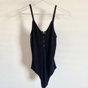 🪞 snap button front v neck ribbed spaghetti strap bodysuit top in black